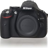 Nikon D5200 (condition: Excellent)